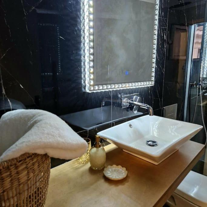 Faronita - Luxury Apt In The Heart Of Kalamata Eksteriør billede